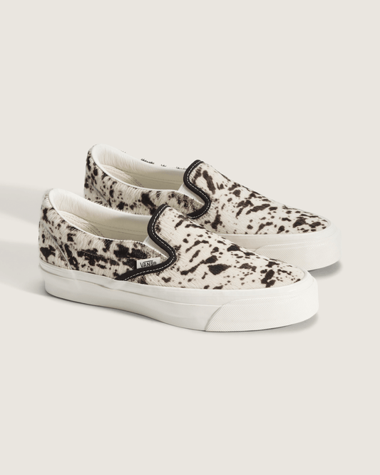 Premium Classic Slip-On Shoe in Black / White | Vans on sale