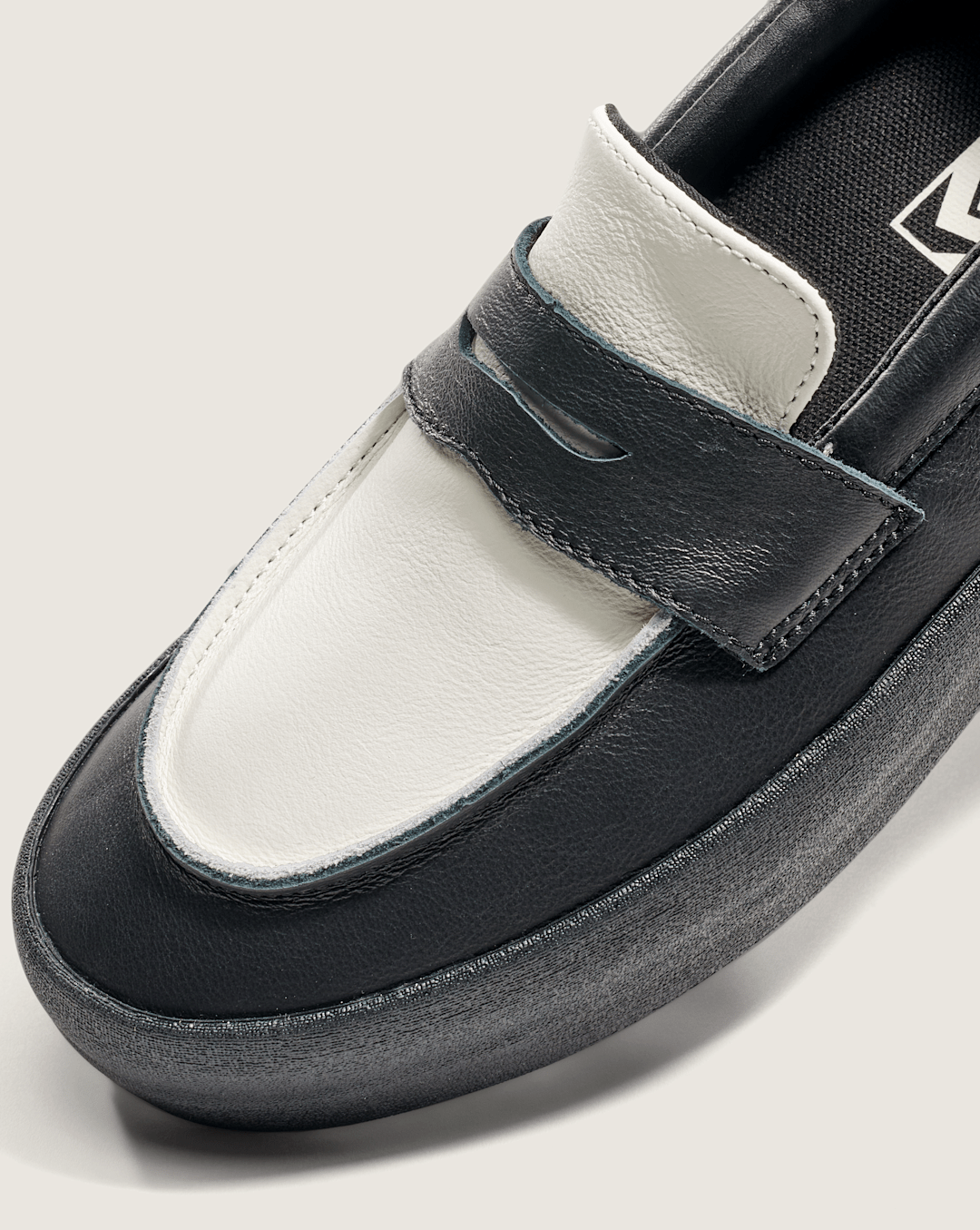 Skate Loafer Shoe in Black / White | Vans outlet