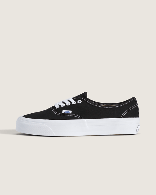 Premium Authentic Shoe in Black / White | Vans online