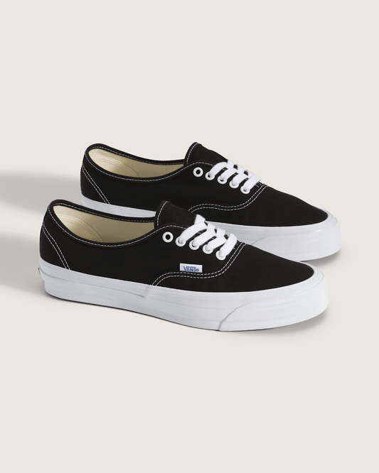 Premium Authentic Shoe in Black / White | Vans online