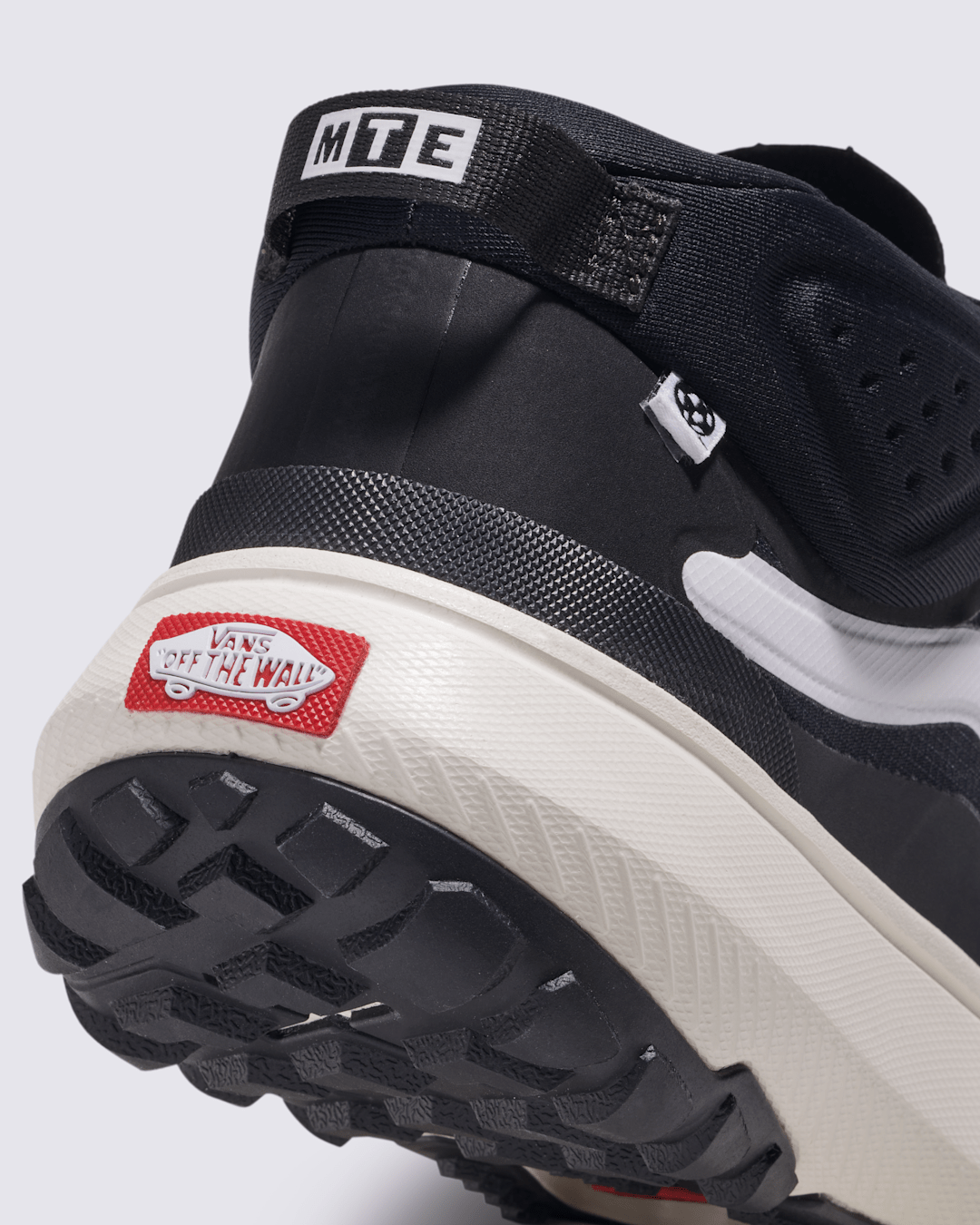 Crosspath Mid Shoe in Black / White | Vans on sale
