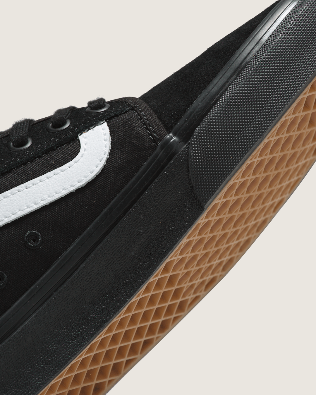 Skate Chukka Low Sidestripe Shoe in Black / White | Vans online