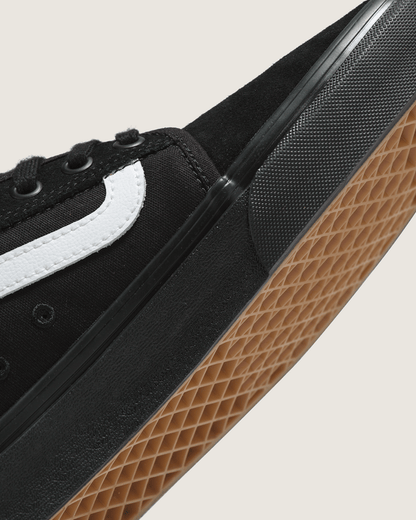 Skate Chukka Low Sidestripe Shoe in Black / White | Vans online